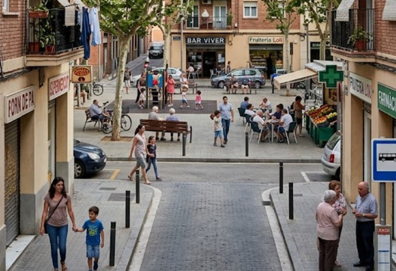 Vistas de los bloques de pisos tradicionales y la vida vecinal en Baró de Viver, Barcelona